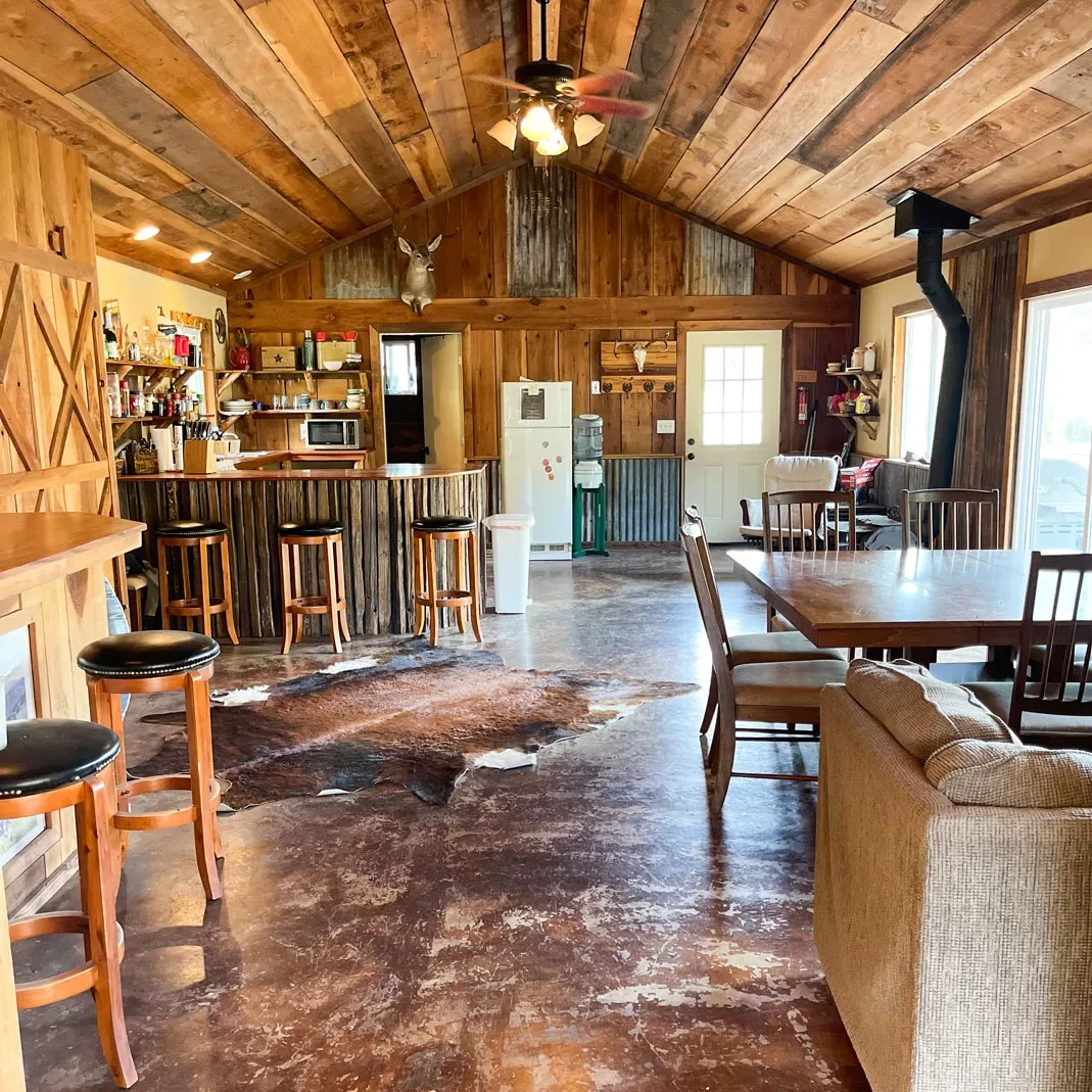 Lodging cabins for hunters guided by Frontera in California