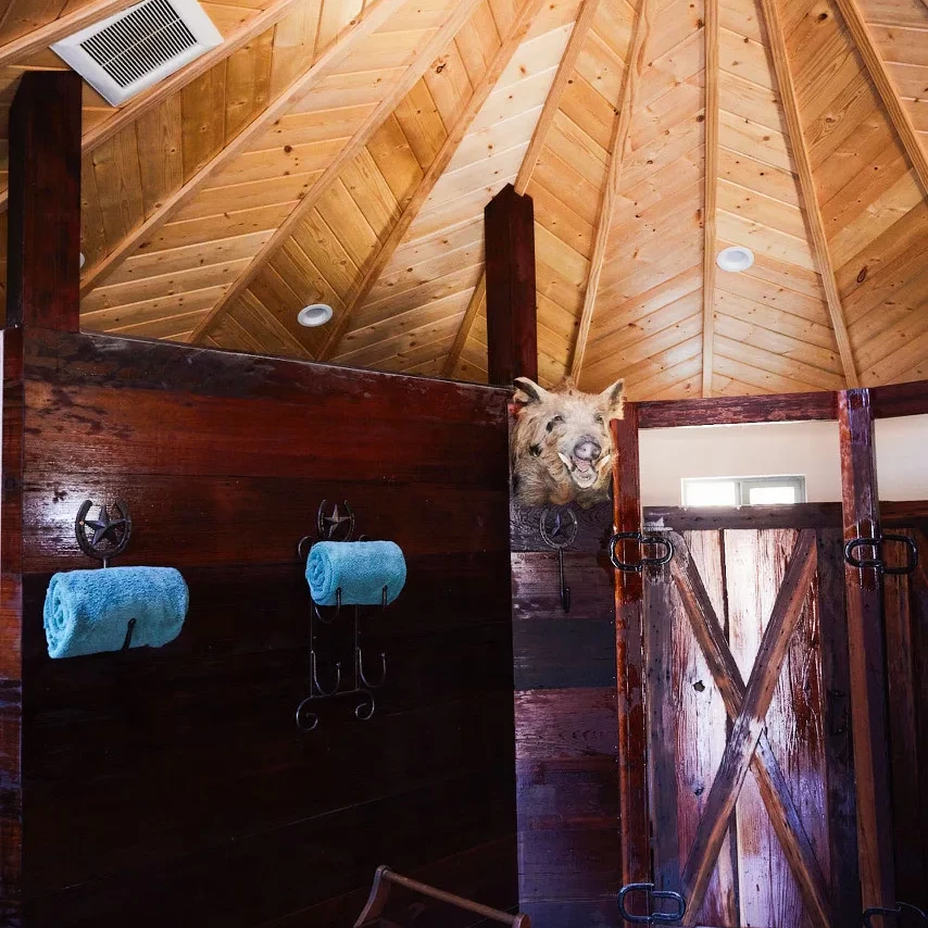 Hunting lodge in California for guided pig hunts